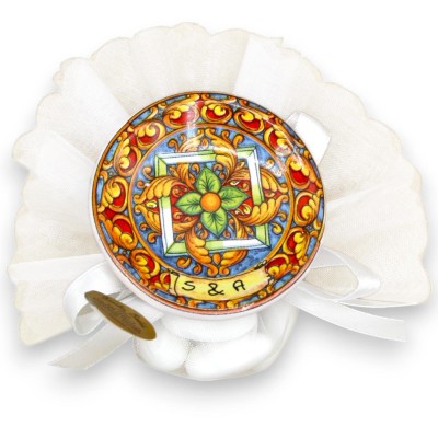 Magnet dragées Assiette sicilienne 6,5 cm, écriture personnalisée en céramique Sachet voile blanc, rubans satin, 5 confe