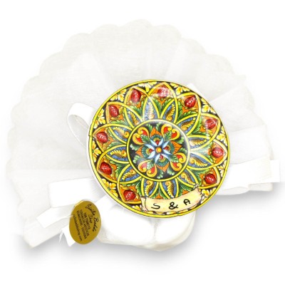 Magnet dragées Assiette sicilienne 6,5 cm, écriture personnalisée en céramique Sachet voile blanc, rubans satin, 5 confe