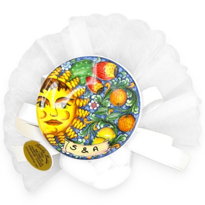 Magnet dragées Assiette sicilienne 6,5 cm, écriture personnalisée en céramique Sachet voile blanc, rubans satin, 5 confe