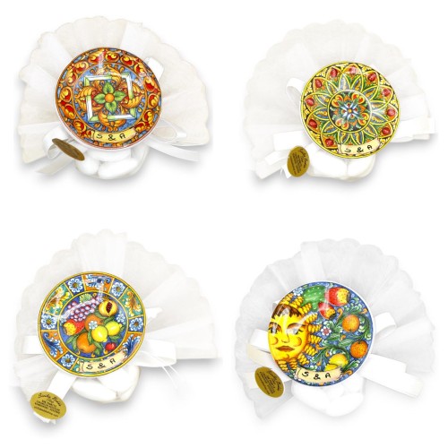 Gunstmagneet Siciliaans bord 6,5 cm, keramiek gepersonaliseerd schrijven Witte sluierzak, satijnen linten, 5 Confetti -  2