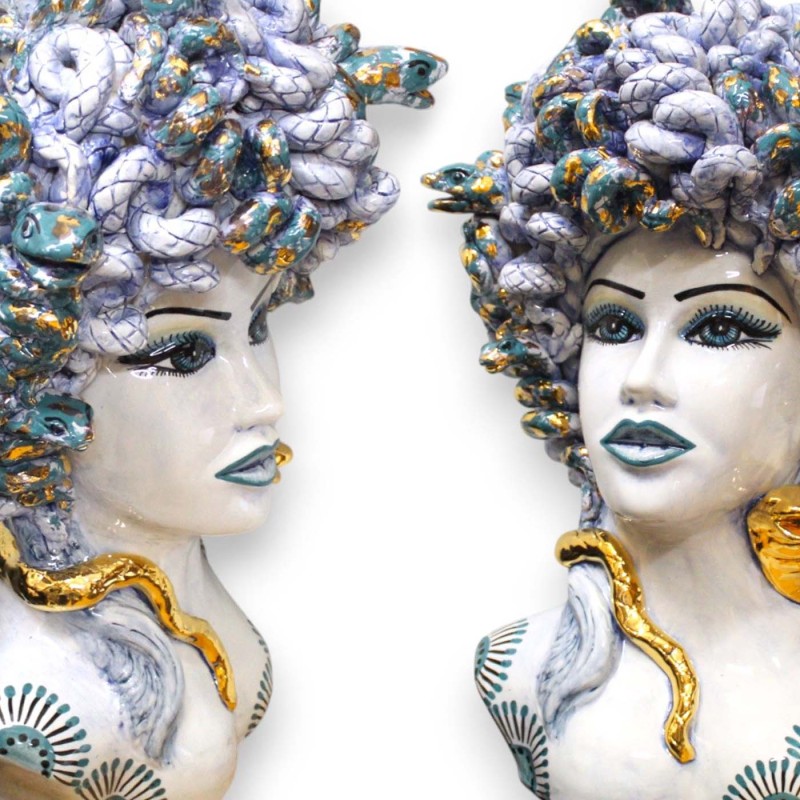 Cabeza de Medusa, figura mitológica, cerámica de Caltagirone h 55 cm aprox. Azul antiguo, detalles de esmalte de oro pur