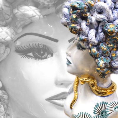 Cabeza de Medusa, figura mitológica, cerámica de Caltagirone h 55 cm aprox. Azul antiguo, detalles de esmalte de oro pur