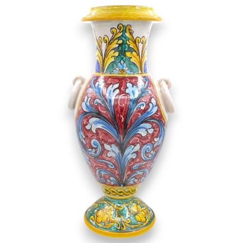Vaso con manici collo alto, pregiata ceramica Siciliana, h 45 x 22 cm ca. Decoro Barocco, fondo bordeaux e verde - 