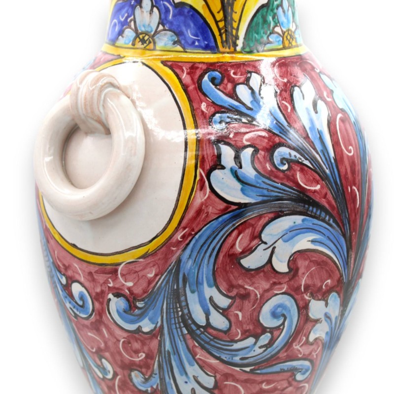 Jarrón con asas de cuello alto, fina cerámica siciliana, h 45 x 22 cm aprox. Decoración barroca, fondo burdeos y verde. 