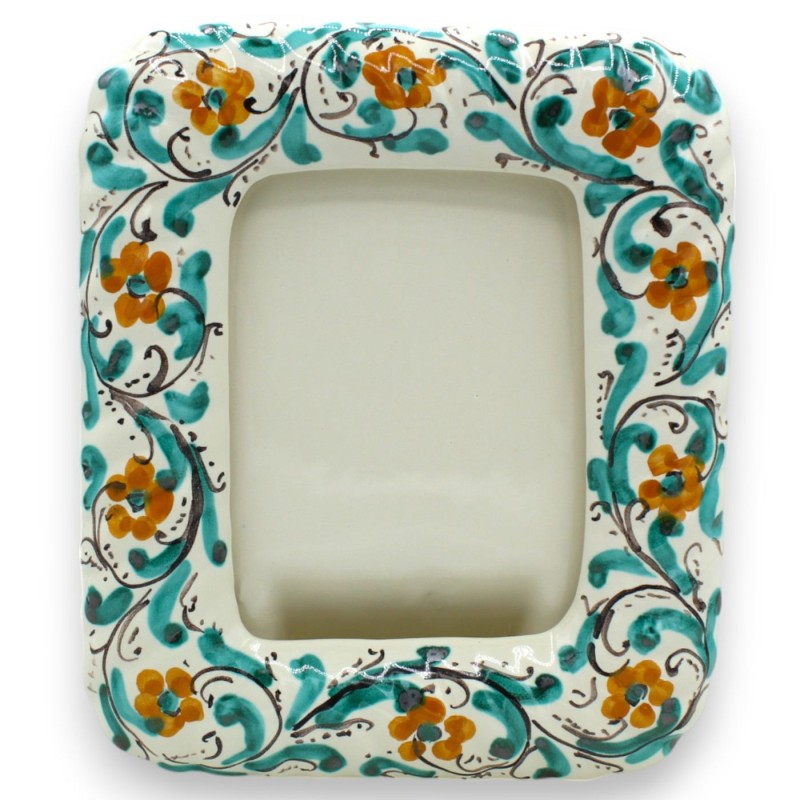 Portafotos con marco decorado, cerámica fina - H 22 x 19 cm aprox. Blanco, siglo XVII y decoración floral. - 