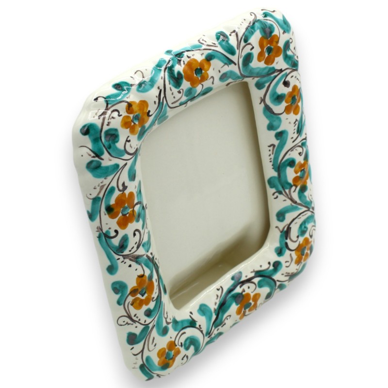 Porta-fotos com moldura decorada, cerâmica fina - A 22 x 19 cm aprox. Decoração branca, século XVII e floral - 
