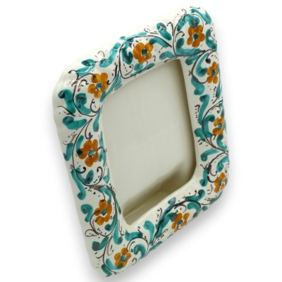 Porte-photo avec cadre décoré, céramique fine - H 22 x 19 cm environ. Blanc, XVIIe siècle et décor floral - 