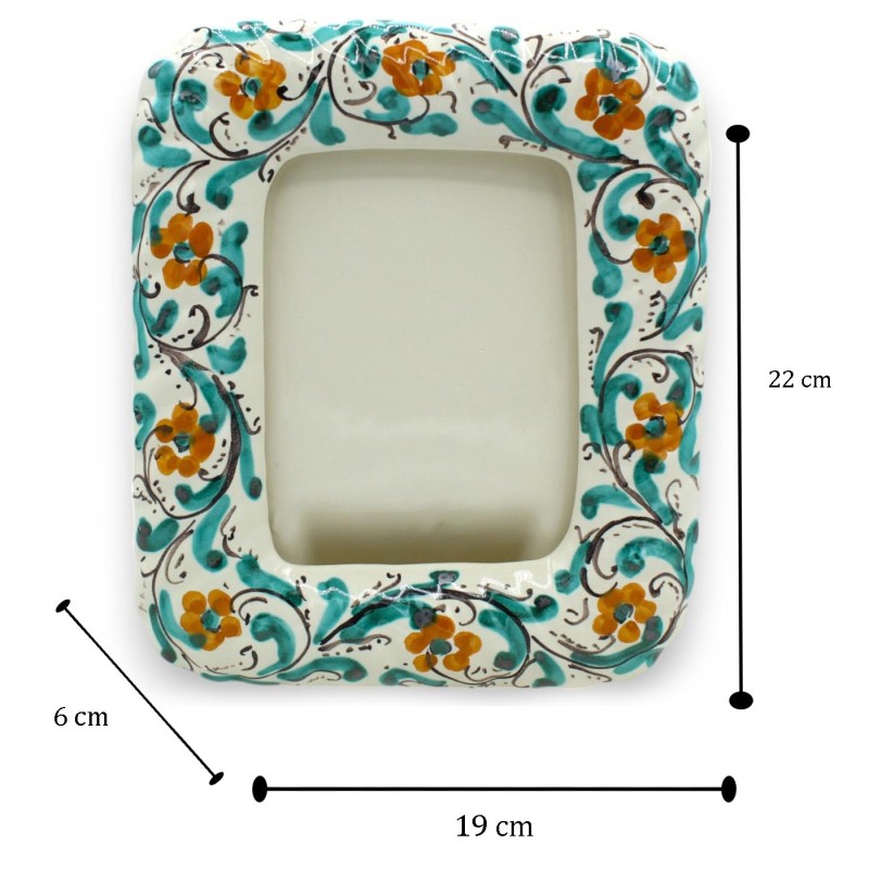 Fotohållare med dekorerad ram, fin keramik - H 22 x 19 cm ca. Vitt, 1600-tal och blomsterdekor - 