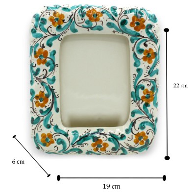 Porta-fotos com moldura decorada, cerâmica fina - A 22 x 19 cm aprox. Decoração branca, século XVII e floral - 