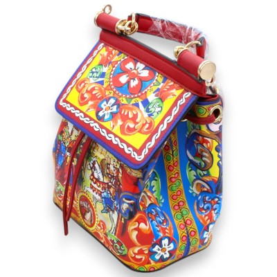 Ryggsäck i ekologiskt läder med handtag, h 32 x 23 cm ca. Dekoration "Teatro dei Pupi", röd bakgrund - 