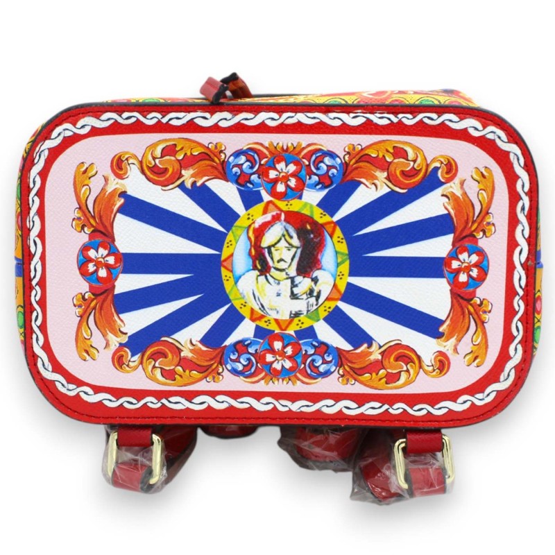 Mochila de ecopiel con asa, h 32 x 23 cm aprox. Decoración del "Teatro dei Pupi", fondo rojo - 