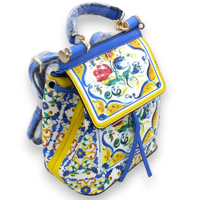 Mochila de couro ecológico com alça, altura 32 x 23 cm aprox. Decoração em majólica siciliana e borda amarela, fundo bra