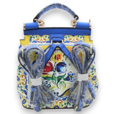 Mochila de couro ecológico com alça, altura 32 x 23 cm aprox. Decoração em majólica siciliana e borda amarela, fundo bra