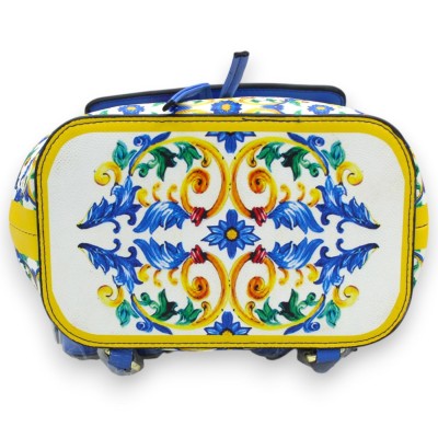 Mochila de couro ecológico com alça, altura 32 x 23 cm aprox. Decoração em majólica siciliana e borda amarela, fundo bra