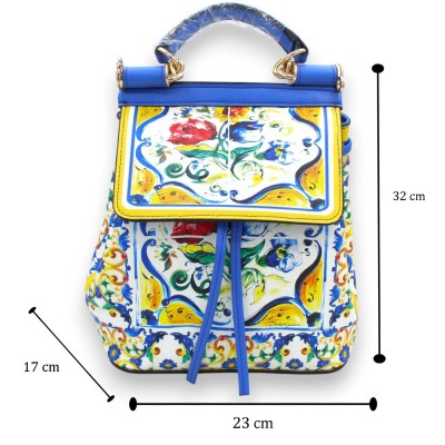 Mochila de couro ecológico com alça, altura 32 x 23 cm aprox. Decoração em majólica siciliana e borda amarela, fundo bra
