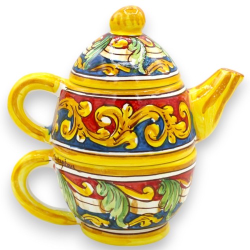 Teekanne aus drei Teilen, Caltagirone-Keramik, ca. 18 cm hoch. Barocke Dekoration, Blätter, blauer und roter Hintergrund