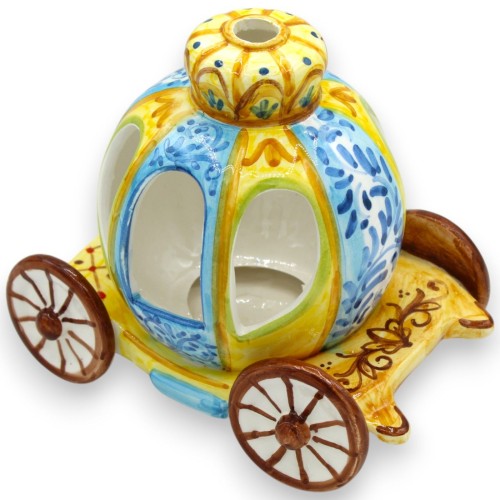 Teelichthalter „Aschenputtels Kutsche“, Keramik aus Caltagirone, H ca. 14 x 16 cm. türkisfarbener und gelber Hintergrund
