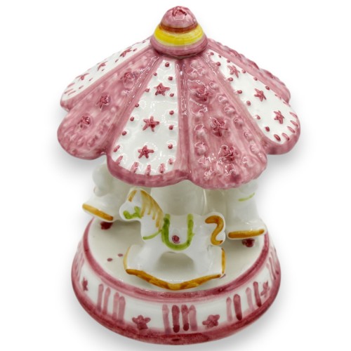 Carrossel com cavalinhos de balanço, cerâmica Caltagirone, altura 14 x 10 cm aprox. Fundo rosa e branco -  2