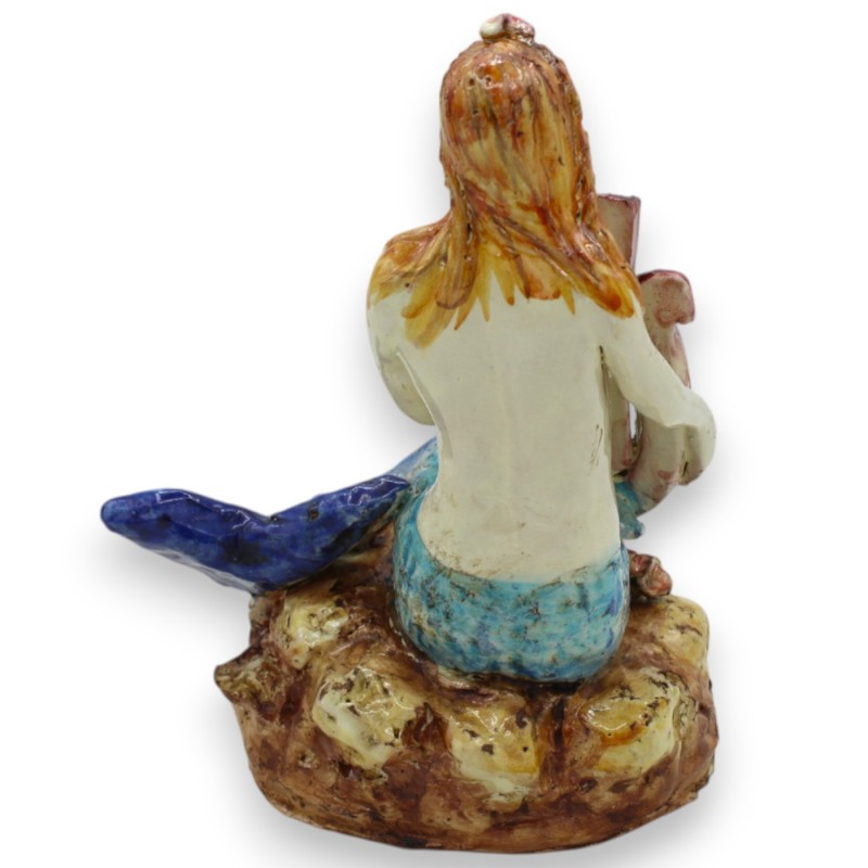 Meerjungfrau mit Lyra auf Felsen, Keramik aus Caltagirone – H. ca. 18 x 13 cm, geprägte Verzierungen -  Meerjungfrau mit Lyra auf Felsen, Keramik aus Caltagirone – H. ca. 18 x 13 cm, geprägte Verzierungen -