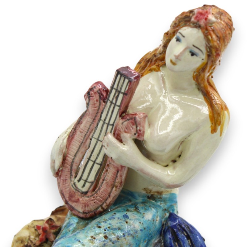 Syrena z lirą na skale, ceramika Caltagirone - wys. ok. 18 x 13 cm, zdobienia tłoczone -  Syrena z lirą na skale, ceramika Caltagirone - wys. ok. 18 x 13 cm, zdobienia tłoczone -