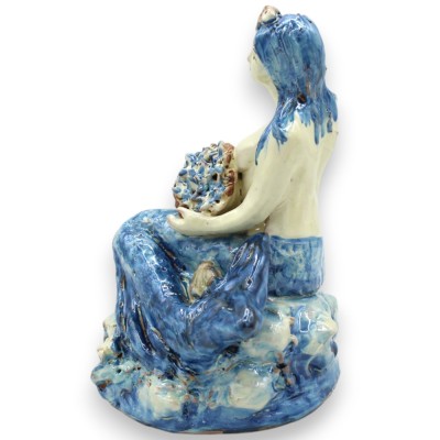 Sjöjungfru med blommigt överflöd på sten, Caltagirone keramik - h 18 x 13 cm ca. Antikblå, präglade dekorationer - 