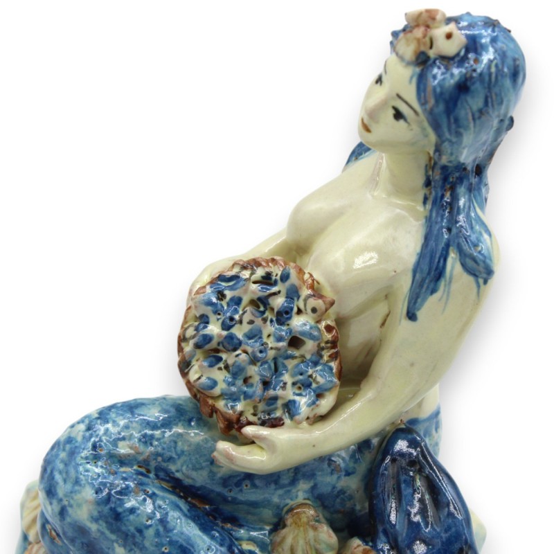 Sjöjungfru med blommigt överflöd på sten, Caltagirone keramik - h 18 x 13 cm ca. Antikblå, präglade dekorationer - 