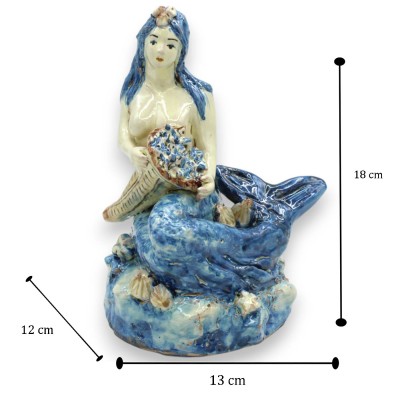Sjöjungfru med blommigt överflöd på sten, Caltagirone keramik - h 18 x 13 cm ca. Antikblå, präglade dekorationer - 