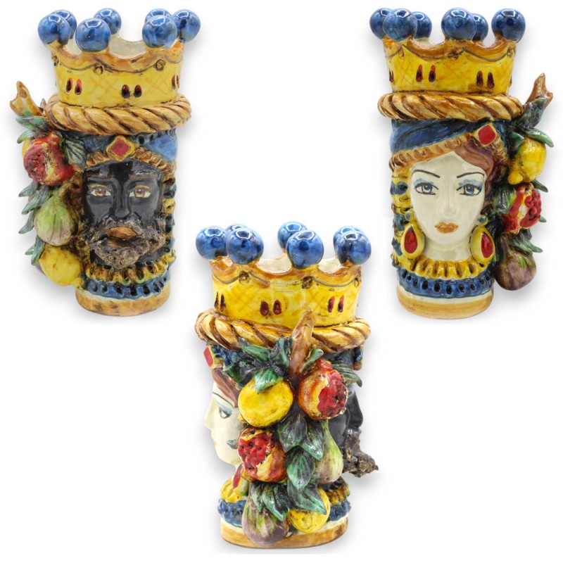 Cabeça de Janus Bifrons com duas faces em cerâmica de Caltagirone, altura 18 cm aprox. Coroa, trança e fruto, fundo azul