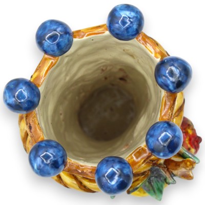Janus-Bifrons-Kopf mit zwei Gesichtern aus Caltagirone-Keramik, Höhe ca. 18 cm. Krone, Zopf und Frucht, blauer Hintergru