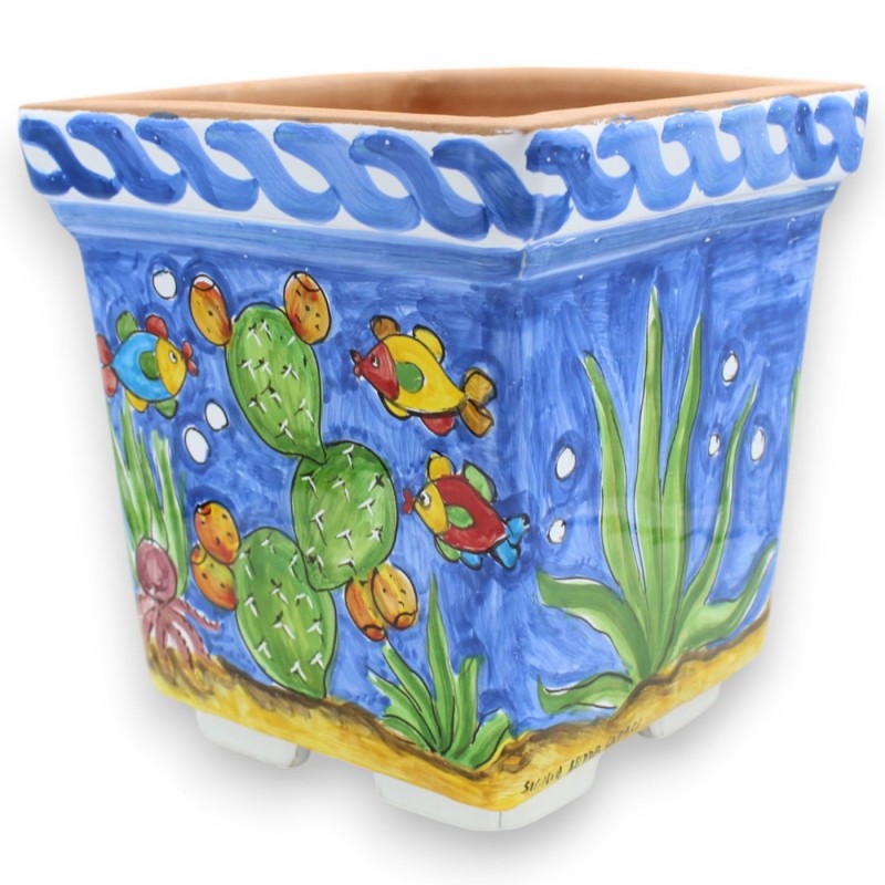 Cassetta vaso quadrata, in pregiata Ceramica Siciliana - h 22 x 20 cm ca. decoro treccia, paesaggio marino e pala di fic