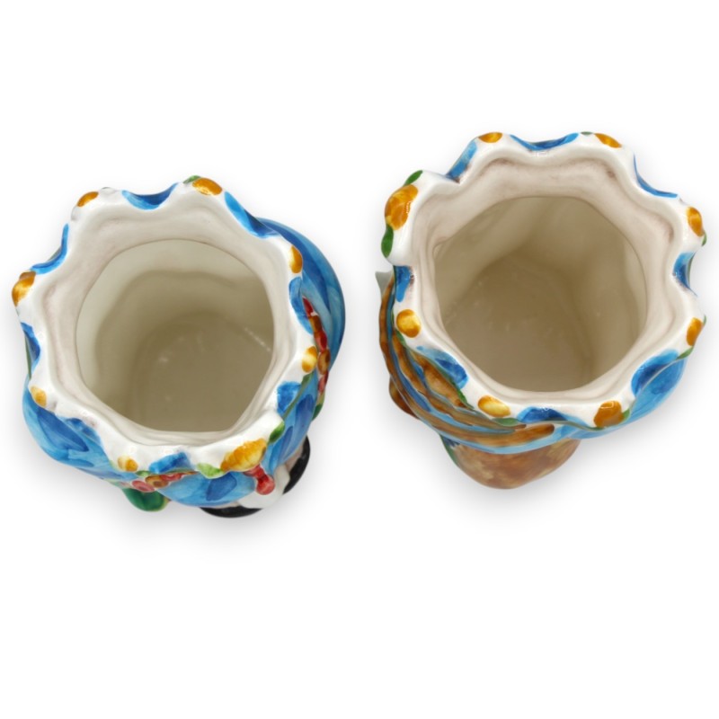 Paar donkerbruine koppen van Caltagirone-keramiek, h ca. 13/14 cm. kroon en tulband MD15 - 