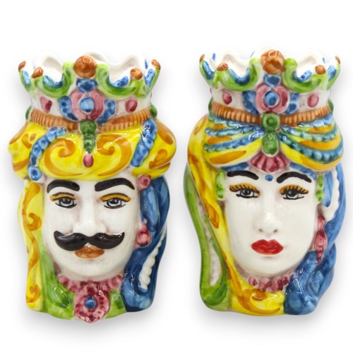 Paar donkerbruine koppen van Caltagirone-keramiek, h ca. 13/14 cm. kroon en tulband MD16