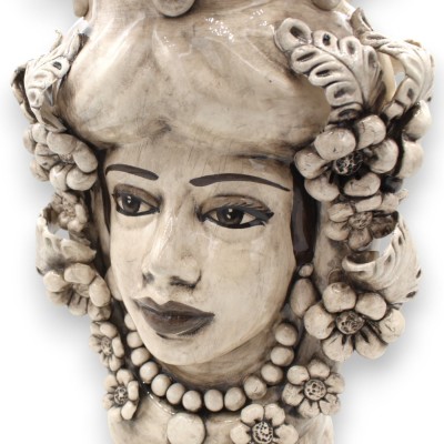 Pareja de cabezas de moro sicilianas, de aproximadamente 40 cm de altura. Cerámica de Caltagirone, con corona y aplicaci