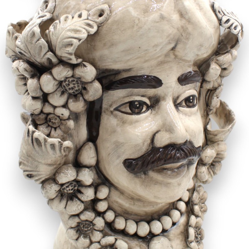 Pareja de cabezas de moro sicilianas, de aproximadamente 40 cm de altura. Cerámica de Caltagirone, con corona y aplicaci