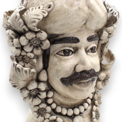 Pareja de cabezas de moro sicilianas, de aproximadamente 40 cm de altura. Cerámica de Caltagirone, con corona y aplicaci
