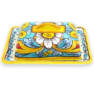 Beurrier en céramique de Caltagirone, L 18 x 14 cm environ. Décor baroque et marguerites. - 