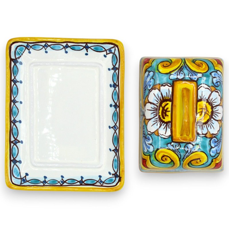 Beurrier en céramique de Caltagirone, L 18 x 14 cm environ. Décor baroque et marguerites. - 