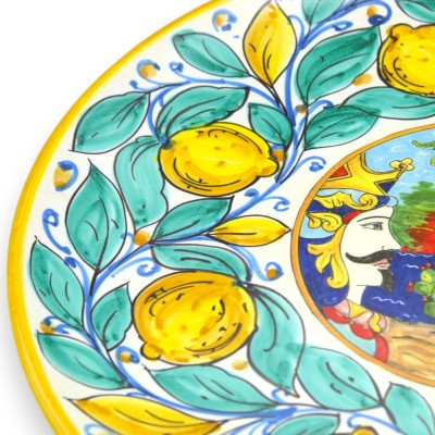 Plato ornamental de Ø 38 cm aprox. Cerámica siciliana, decoración de limones sicilianos y cabezas de moro, borde amarill