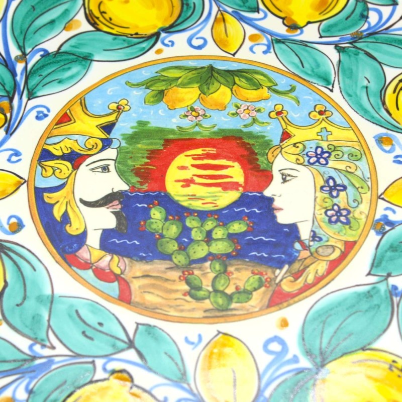 Plato ornamental de Ø 38 cm aprox. Cerámica siciliana, decoración de limones sicilianos y cabezas de moro, borde amarill