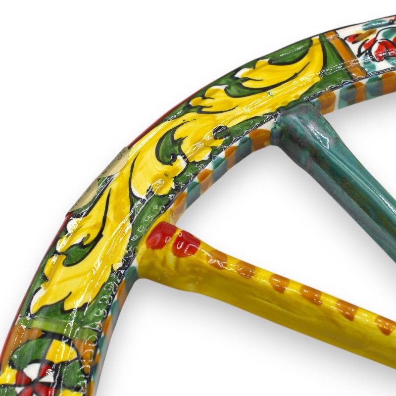 Sicilianskt vagnshjul i Caltagirone-keramik, Ø 40 cm ca. Flerdekoration på gul/grön bakgrund - 