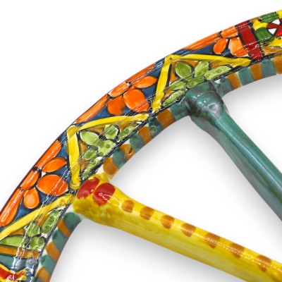 Sicilianskt vagnshjul i Caltagirone-keramik, Ø 40 cm ca. Flerdekoration på gul/grön bakgrund - 