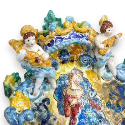 Pila de agua bendita de cerámica siciliana, de aprox. 33 x 23 cm de altura. Virgen desatando nudos y decoraciones en rel