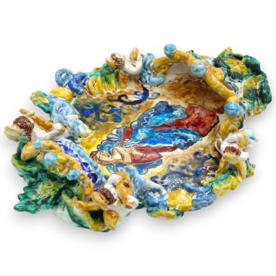 Lavatório de água benta de cerâmica siciliana, aprox. 33 x 23 cm de altura. Imagem da Madona "Desatando os Nós" e decora