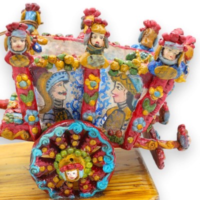 Carretto Siciliano con Cavallo, pregiata ceramica Siciliana, L 35 x h 23 cm ca. Su Base in Legno, interamente realizzato