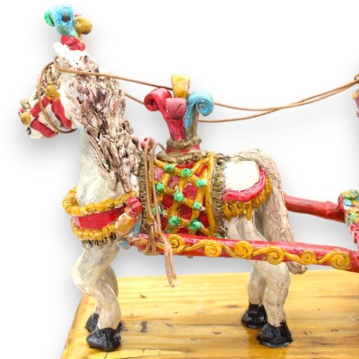 Carretto Siciliano con Cavallo, pregiata ceramica Siciliana, L 35 x h 23 cm ca. Su Base in Legno, interamente realizzato