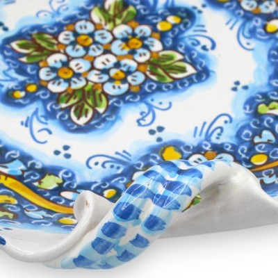 Ceramiczny element centralny z Caltagirone, z falistym wykończeniem i uchwytami w kształcie torchonów, Ø 33 cm ok., deko
