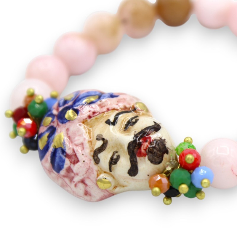 Pulsera con esferas de ágata rosa, longitud aprox. 18 cm. Cabeza de moro siciliano, cerámica de Caltagirone, esmalte dor