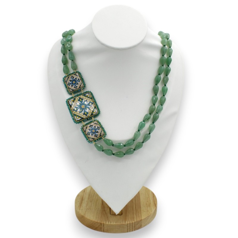 Doppelreihige Jadekette im Tropfenschliff, ca. 78 cm hoch. Set aus drei Lavasteinfliesen mit Kristallen und Majolika. - 