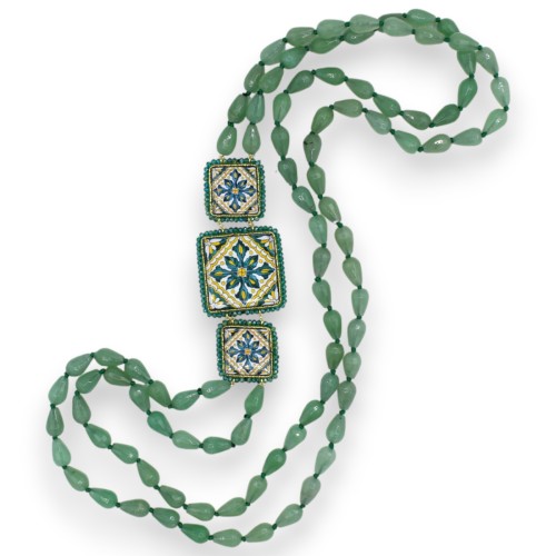 Collar de jade de doble vuelta con corte de lágrima, de aprox. 78 cm de alto. Conjunto de tres piezas de piedra volcánic
