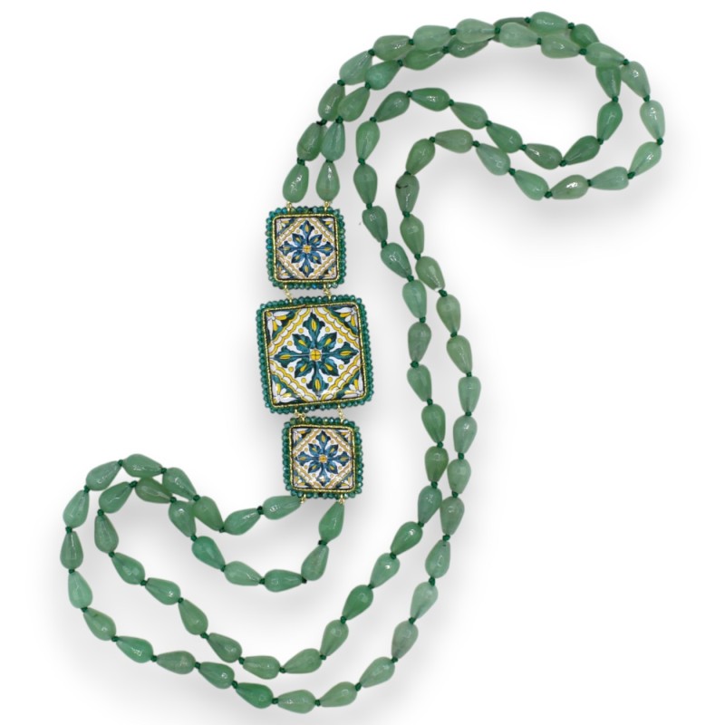 Doppelreihige Jadekette im Tropfenschliff, ca. 78 cm hoch. Set aus drei Lavasteinfliesen mit Kristallen und Majolika. - 